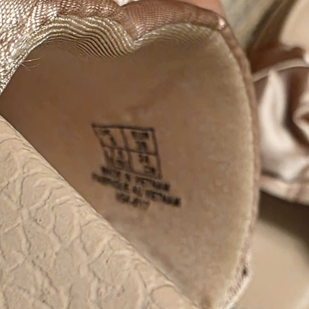 Puma Fenty Bow Slides in the color pink. SZ 7.5 LIKE NEW - Picture 3 of 12